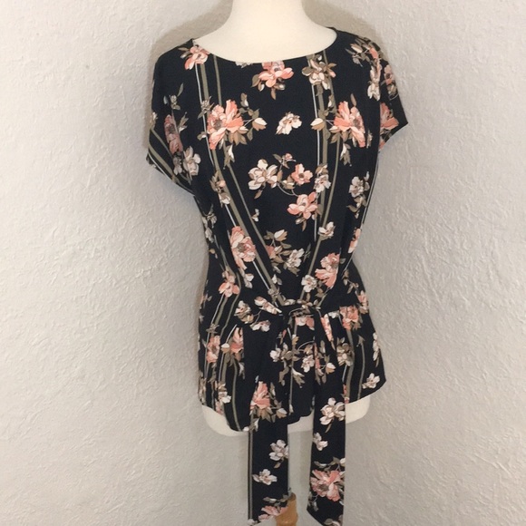 Apt. 9 Tops - Adorable ladies top